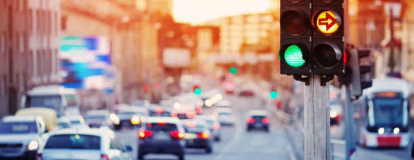 Infractions au code de la route commises sur le temps de trajet avec un véhicule de fonction : sanction ou pas ?